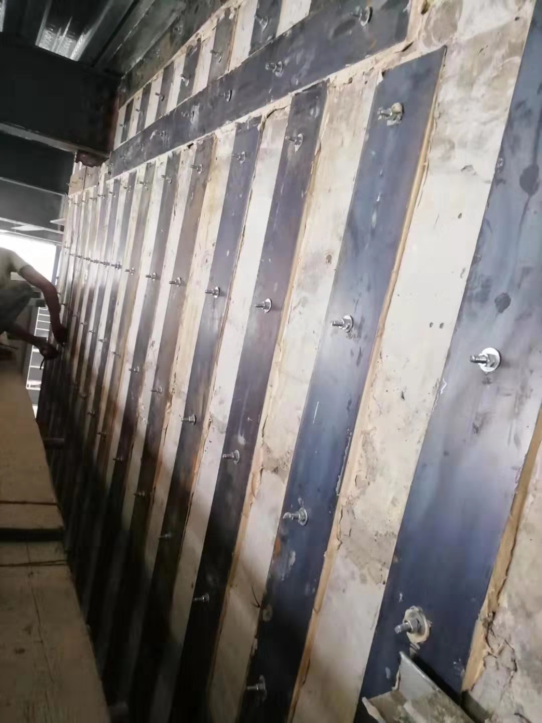 清河门粘钢加固的施工流程